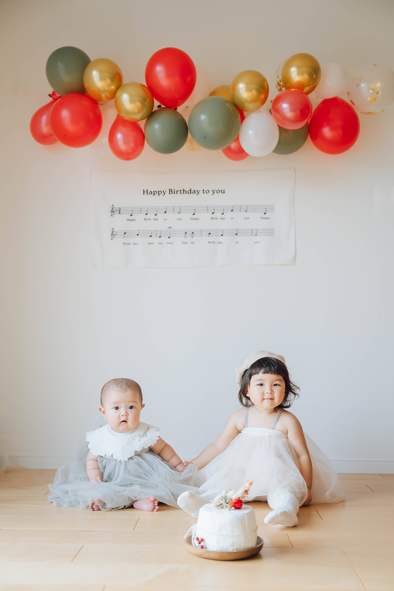 誕生日の幼い姉妹