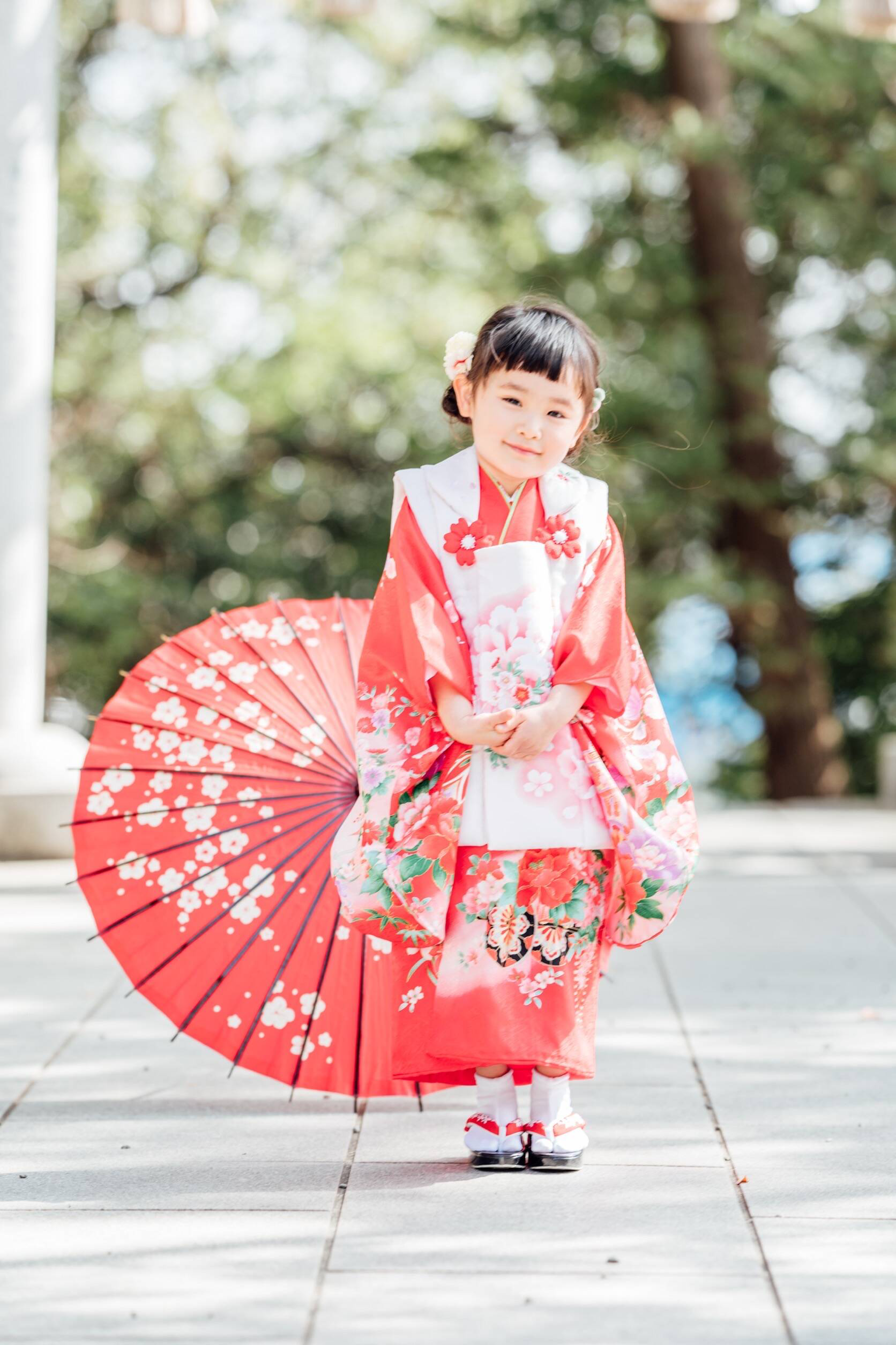 赤い着物の七五三の女の子