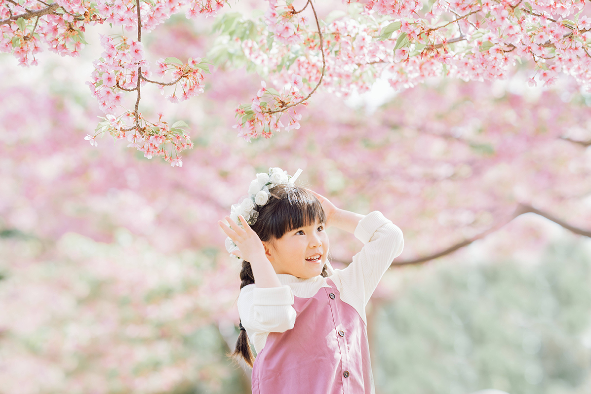 花冠を被るピンクのお洋服の女の子