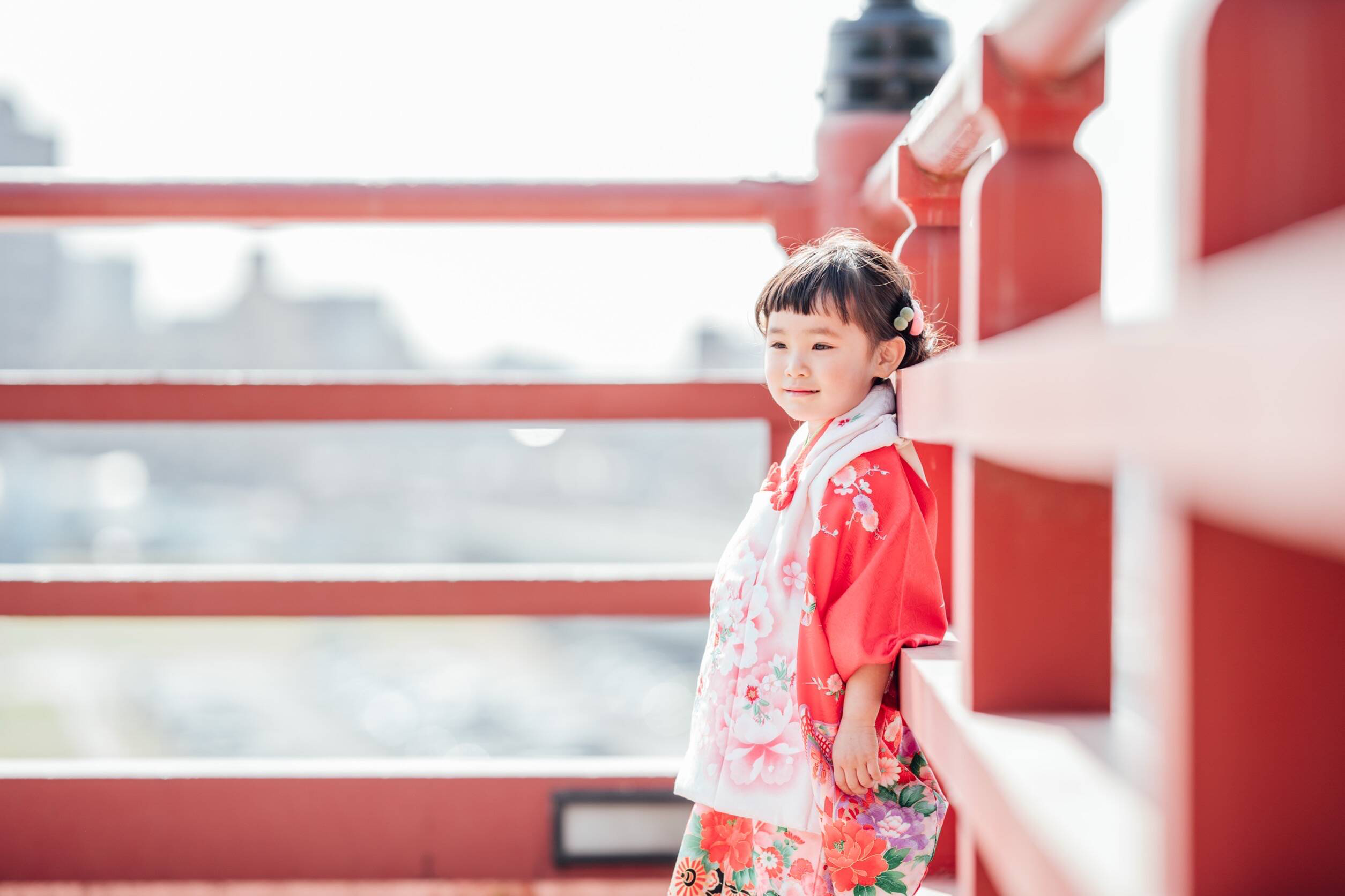 七五三、社の渡り廊下で大人びた表情をする女の子