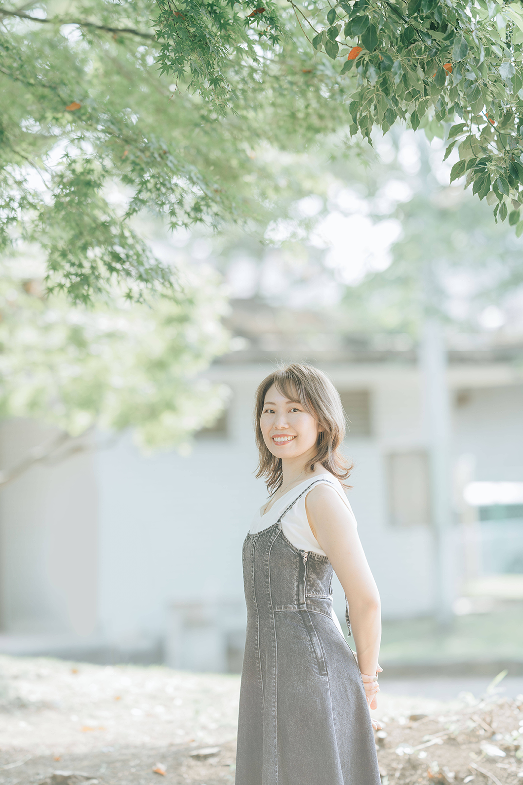 新緑の中笑顔の女性