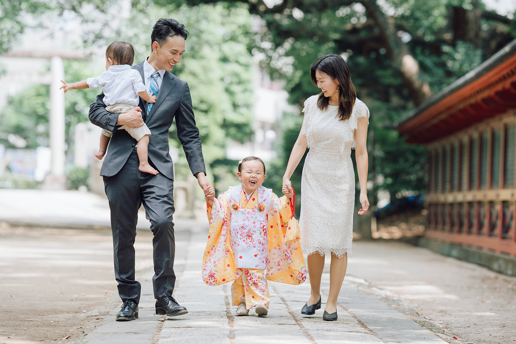 七五三、境内を歩く家族